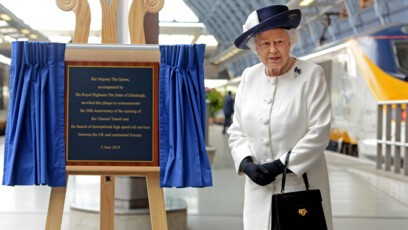 Sa Majesté la Reine dévoile une plaque pour célébrer le 20ème anniversaire de l’ouverture du tunnel sous la Manche – 5 juin 2014, Londres
