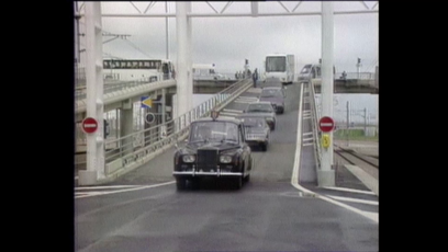 10 – Embarquement de la Rolls Royce à bord d’une Navette Passagers pour se rendre sur le terminal de Folkestone – 6 Mai 1994, Eurotunnel, Coquelles, 15h00 (heure locale)