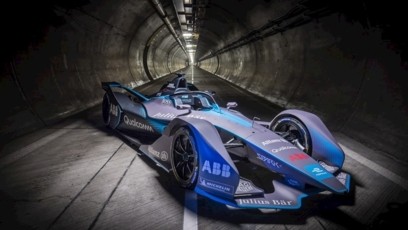 Une Formula E passe par le tunnel de service