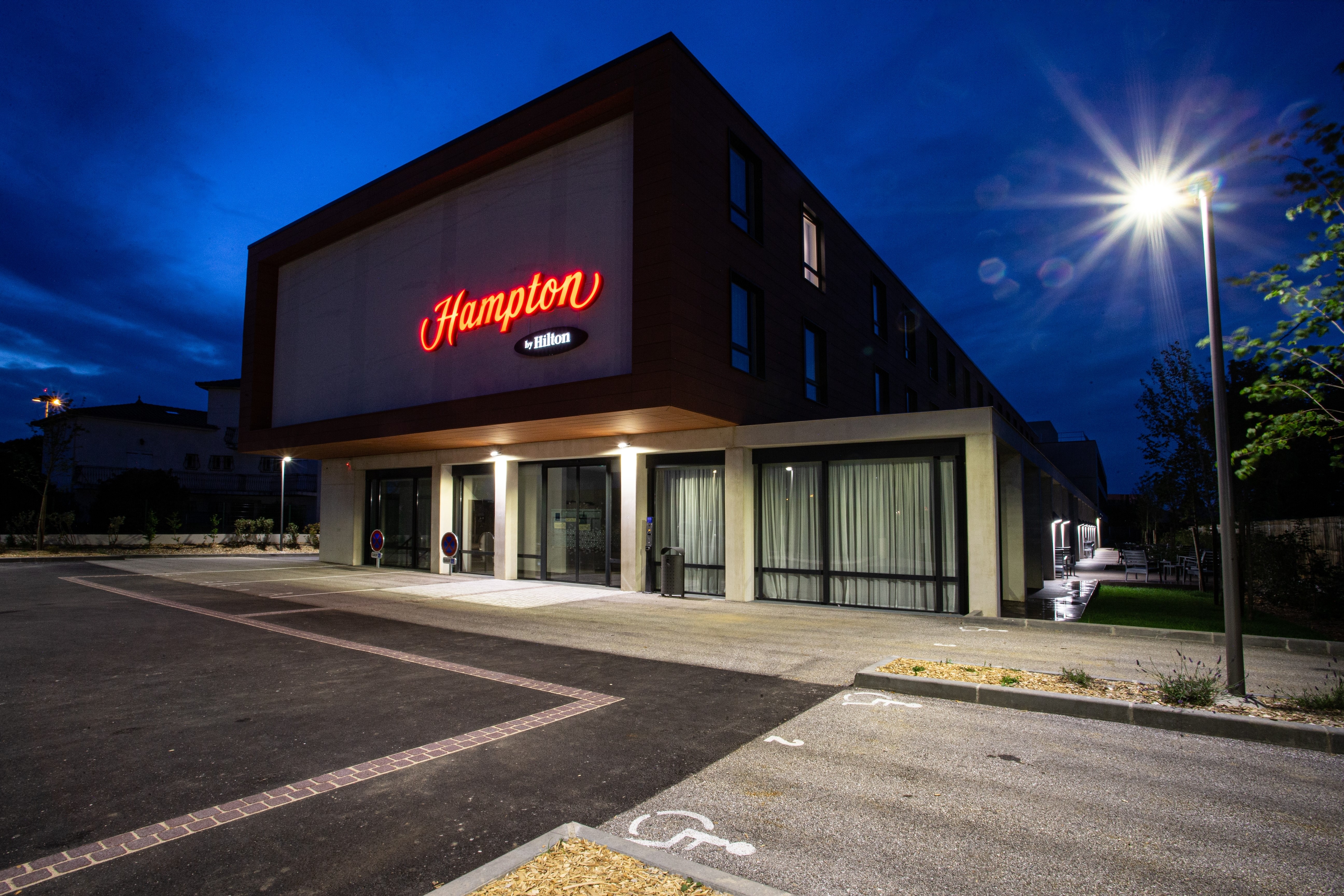 TOULOUSE BLAGNAC - Hampton by Hilton photo de Nuit