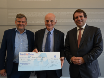 L’Institut du Cerveau et de la Moelle Epinière a reçu un chèque de 35 000€ grâce à la SCPI Pierval Santé, soutenue par le Crédit Mutuel Nord Europe et La Française