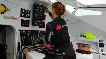 Isabelle sur Imoca-Instruments de nav.jpg
