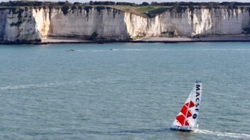 L'IMOCA MACSF près d'Etretat