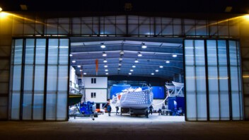 [PHOTO] Réparations de l'IMOCA MACSF à Lorient