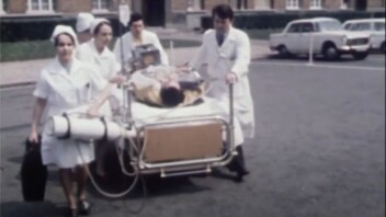 [PHOTO] Arrivée aux urgences, années 60 - film Hommage aux infirmières