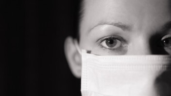 Infirmière portant un masque