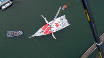 [PHOTO] Mâtage de l'IMOCA MACSF avant miseà l'eau