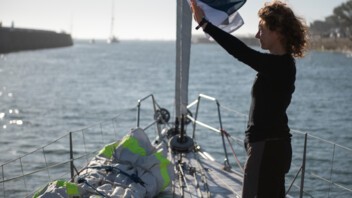 [PHOTO] Isabelle Joschke lors de la remontée du chenal des Sables d'Olonne