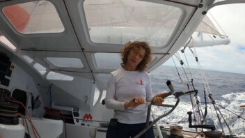 [PHOTO] Isabelle Joschke en pleine réparation de son balcon arrière