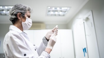 [PHOTO] Vaccin par un médecin retraité