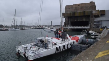 [PHOTO] L'IMOCA MACSF mis à l'eau à Lorient La Base