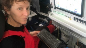 [PHOTO ONBOARD] Isabelle Joschke concentrée sur la bonne marche de l'IMOCA MACSF