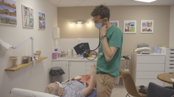 [PHOTO] Antoine, médecin généraliste, avec un patient