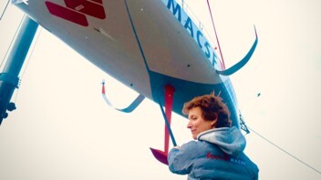 [PHOTO] Isabelle Joschke lors de la mise à l'eau de l'IMOCA MACSF