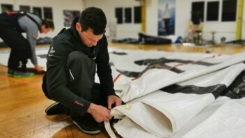 [PHOTO] Pierre Brasseur examine la déchirure de la grand-voile