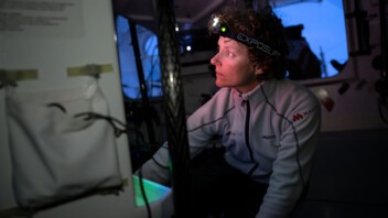[PHOTO] Isabelle Joschke en navigation de nuit sur le bateau MACSF