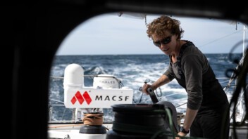 [PHOTO] La skipper Isabelle Joschke à la barre de l'IMOCA MACSF