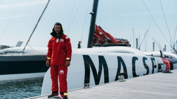 [PHOTO] Guirec Soudée devant l'Ultim MACSF