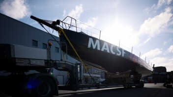 Mise à l’eau de l’IMOCA MACSF – Avril 2026 : Sortie du hangar.jpg