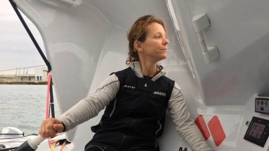 Isabelle Joschke dirige l’IMOCA MACSF vers la ligne de départ de la Transat Jacques Vzbre