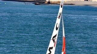 [PHOTO] L'IMOCA MACSF devant les falaises d'Etretat (photo verticale)