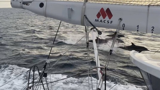 [PHOTO] Escorte le long des côtes africaines pour l'IMOCA MACSF