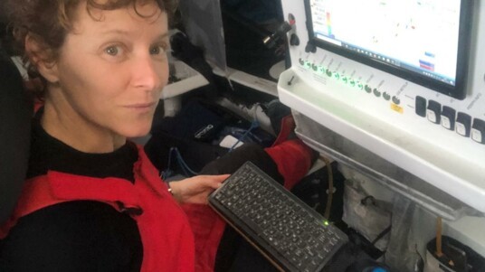 [PHOTO ONBOARD] Isabelle Joschke concentrée sur la bonne marche de l'IMOCA MACSF