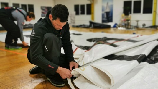 [PHOTO] Pierre Brasseur examine la déchirure de la grand-voile