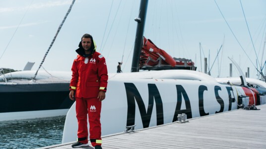 [PHOTO] Guirec Soudée devant l'Ultim MACSF