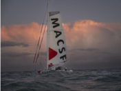 Grand-voile déchirée pour MACSF, l'équipage en route vers Lorient pour réparer