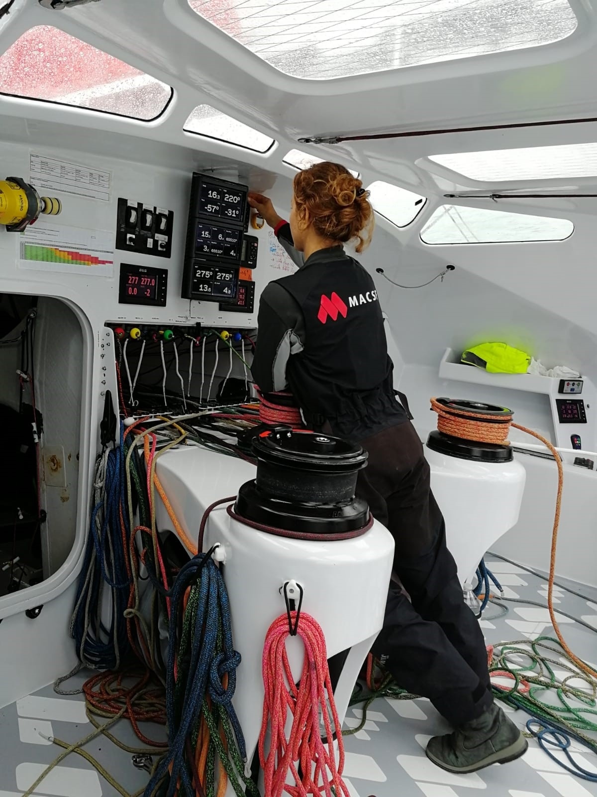 Isabelle sur Imoca-Instruments de nav.jpg