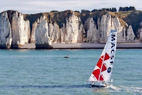 [PHOTO] L'IMOCA MACSF à l'approche de la bouée d'Etretat