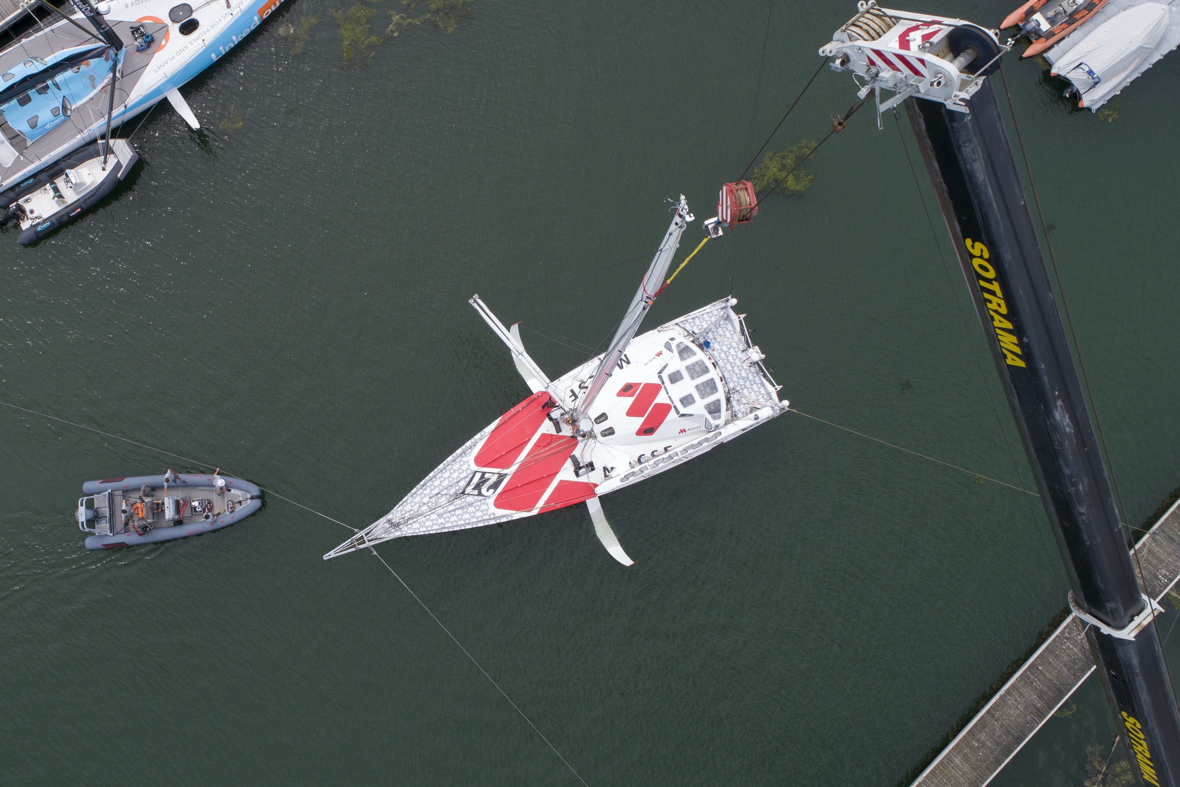 [PHOTO] Mâtage de l'IMOCA MACSF avant miseà l'eau
