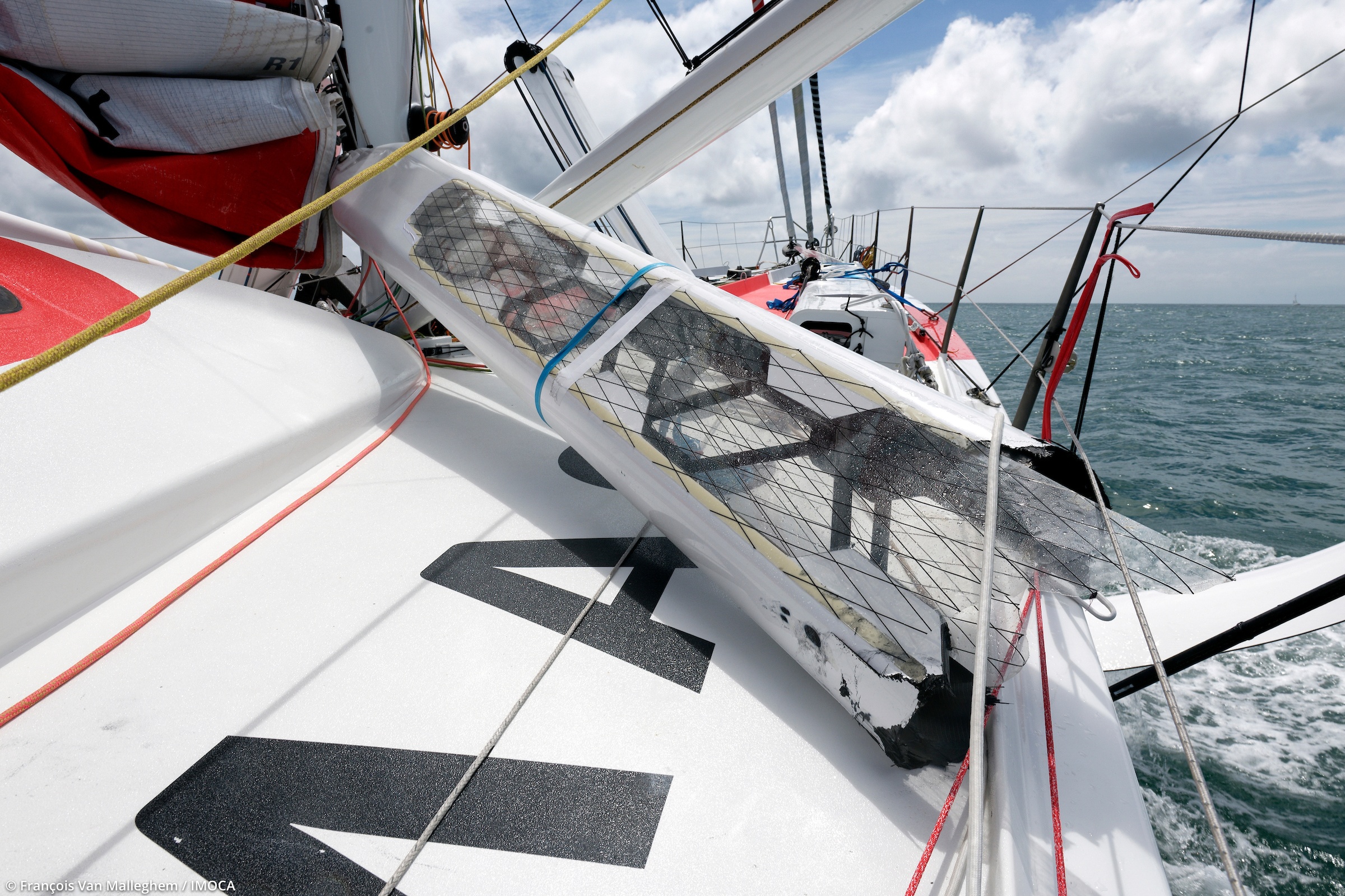 [PHOTO] Bôme IMOCA MACSF cassée