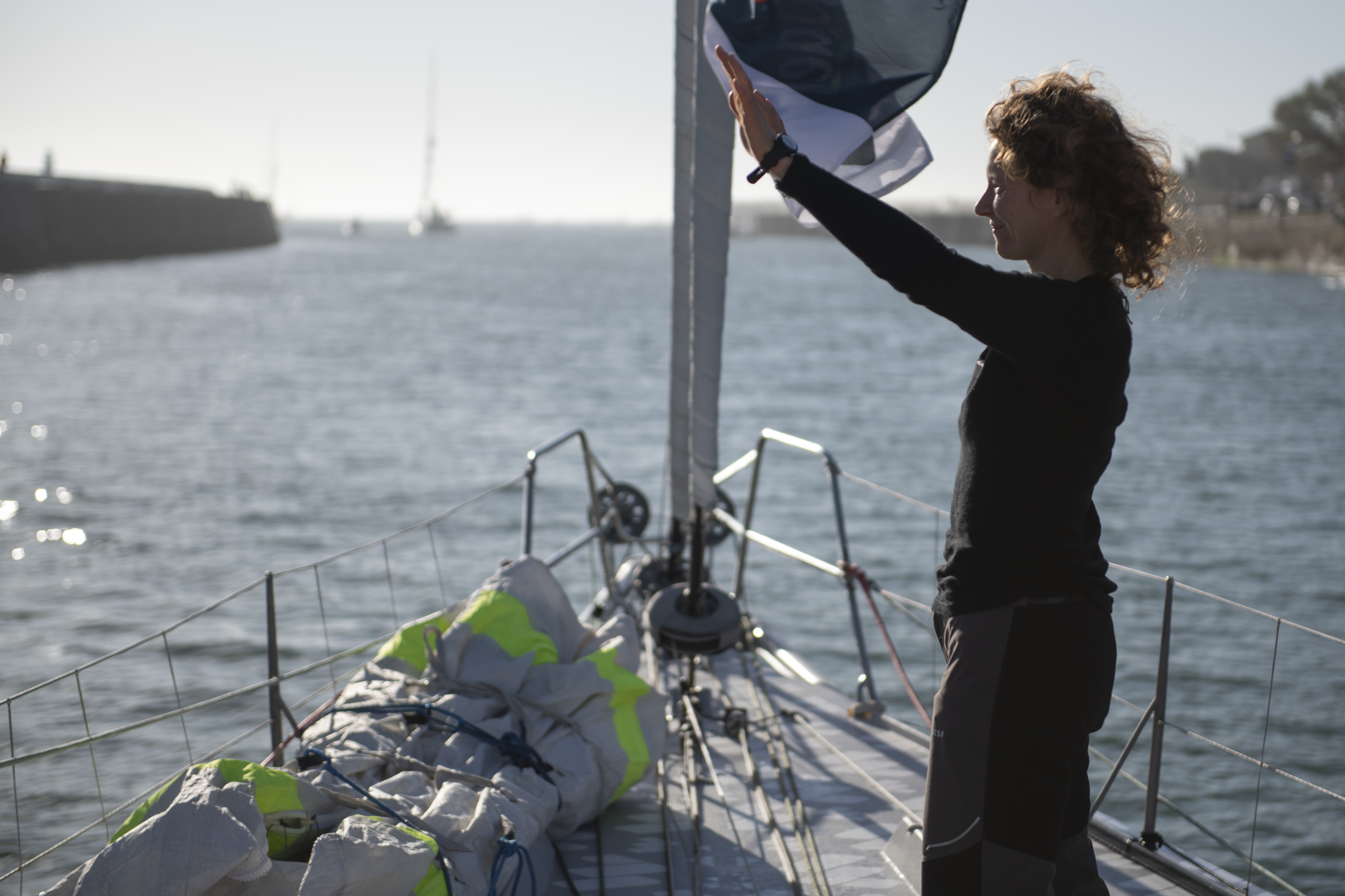 [PHOTO] Isabelle Joschke lors de la remontée du chenal des Sables d'Olonne