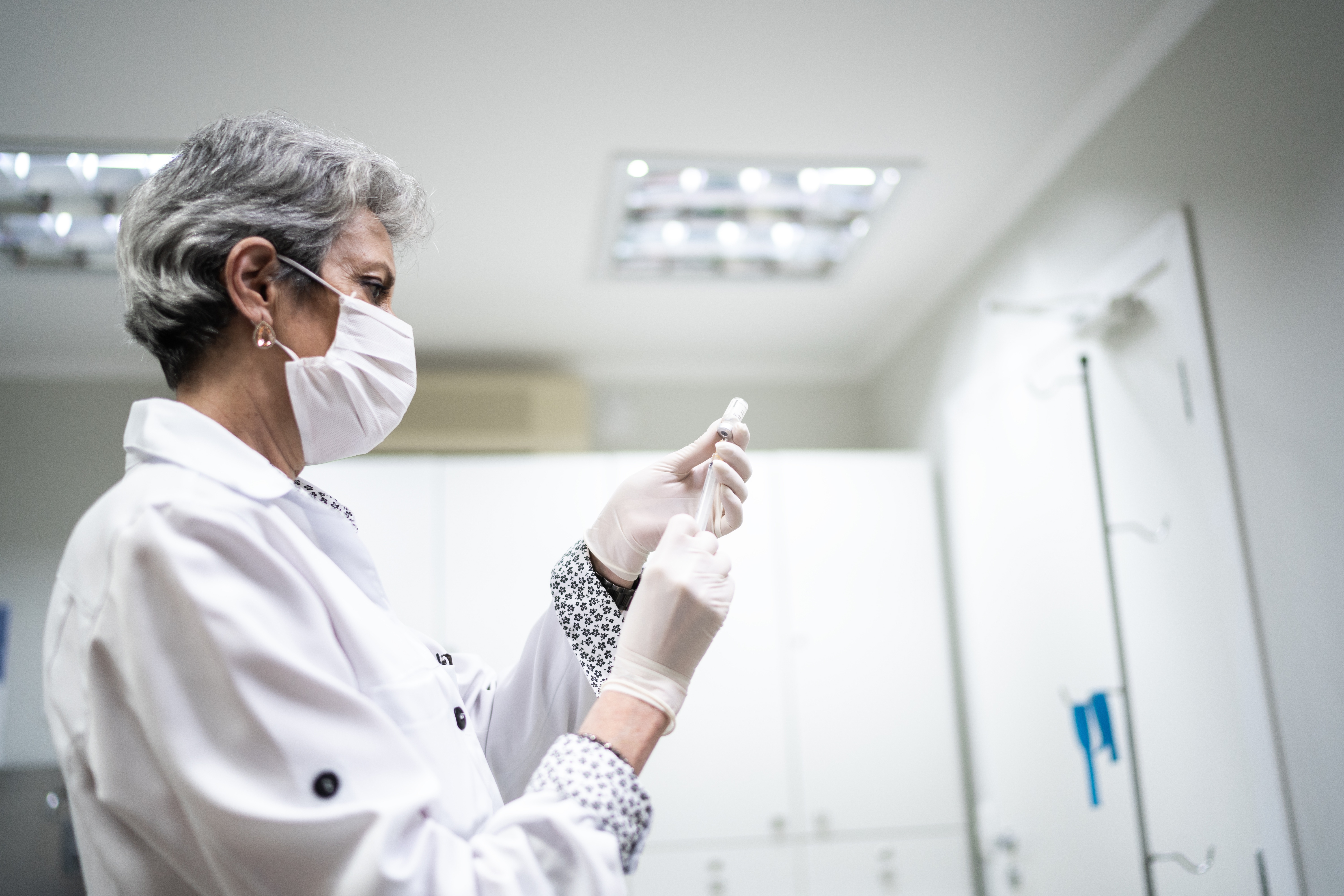 [PHOTO] Vaccin par un médecin retraité