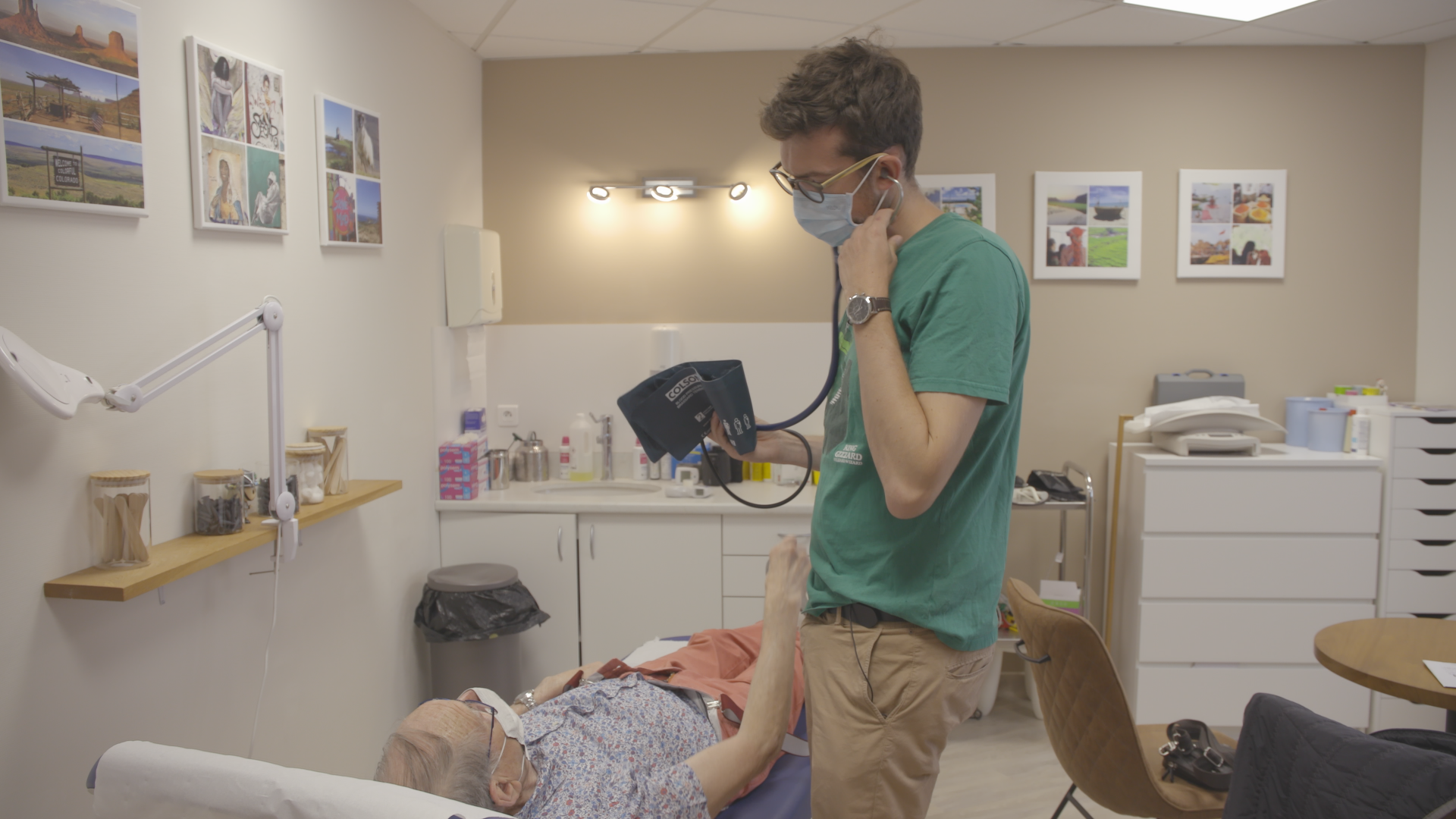 [PHOTO] Antoine, médecin généraliste, avec un patient Photos Newsroom MACSF