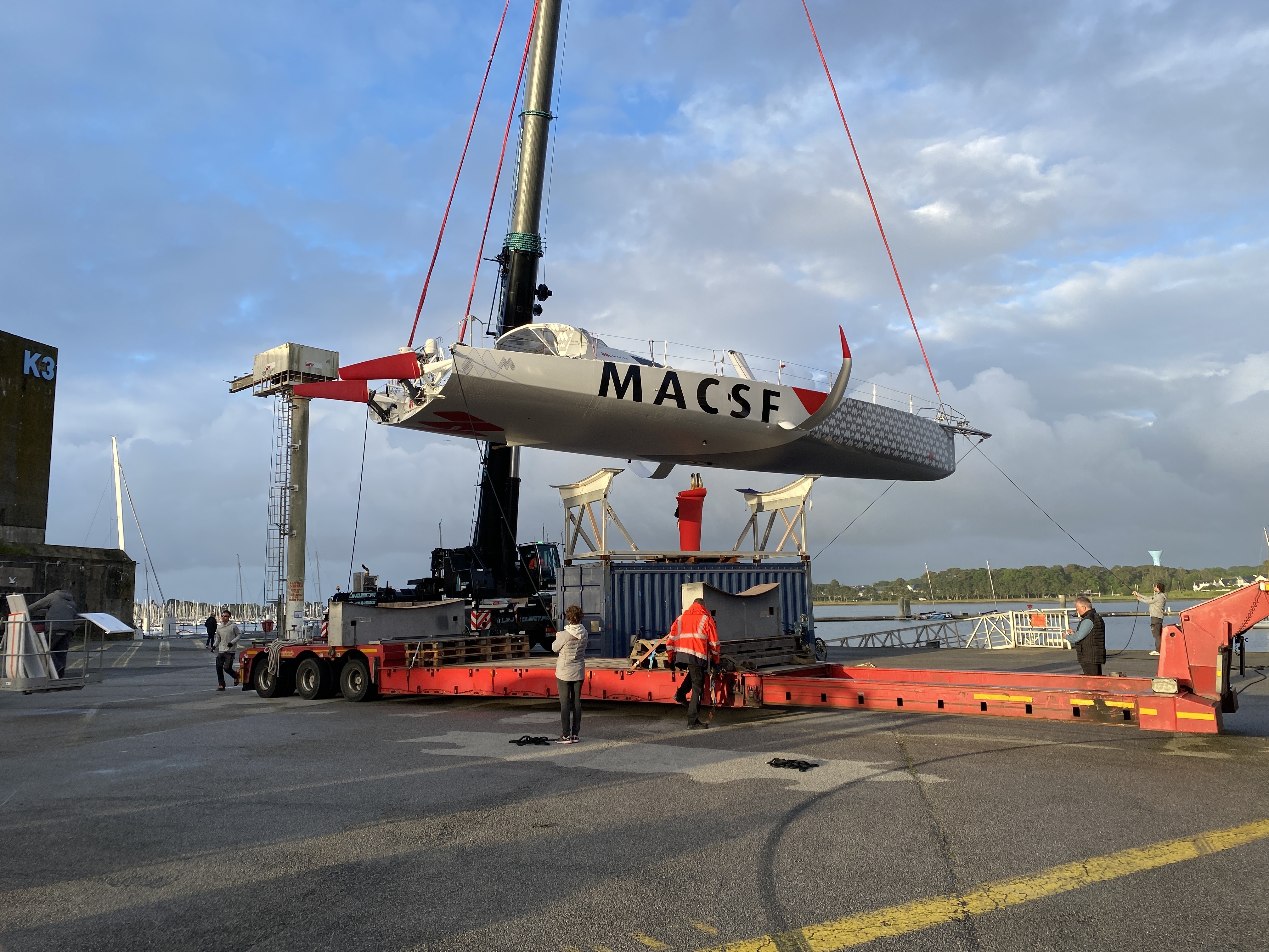 [PHOTO] Mise à l'eau matinale pour l'IMOCA MACSF