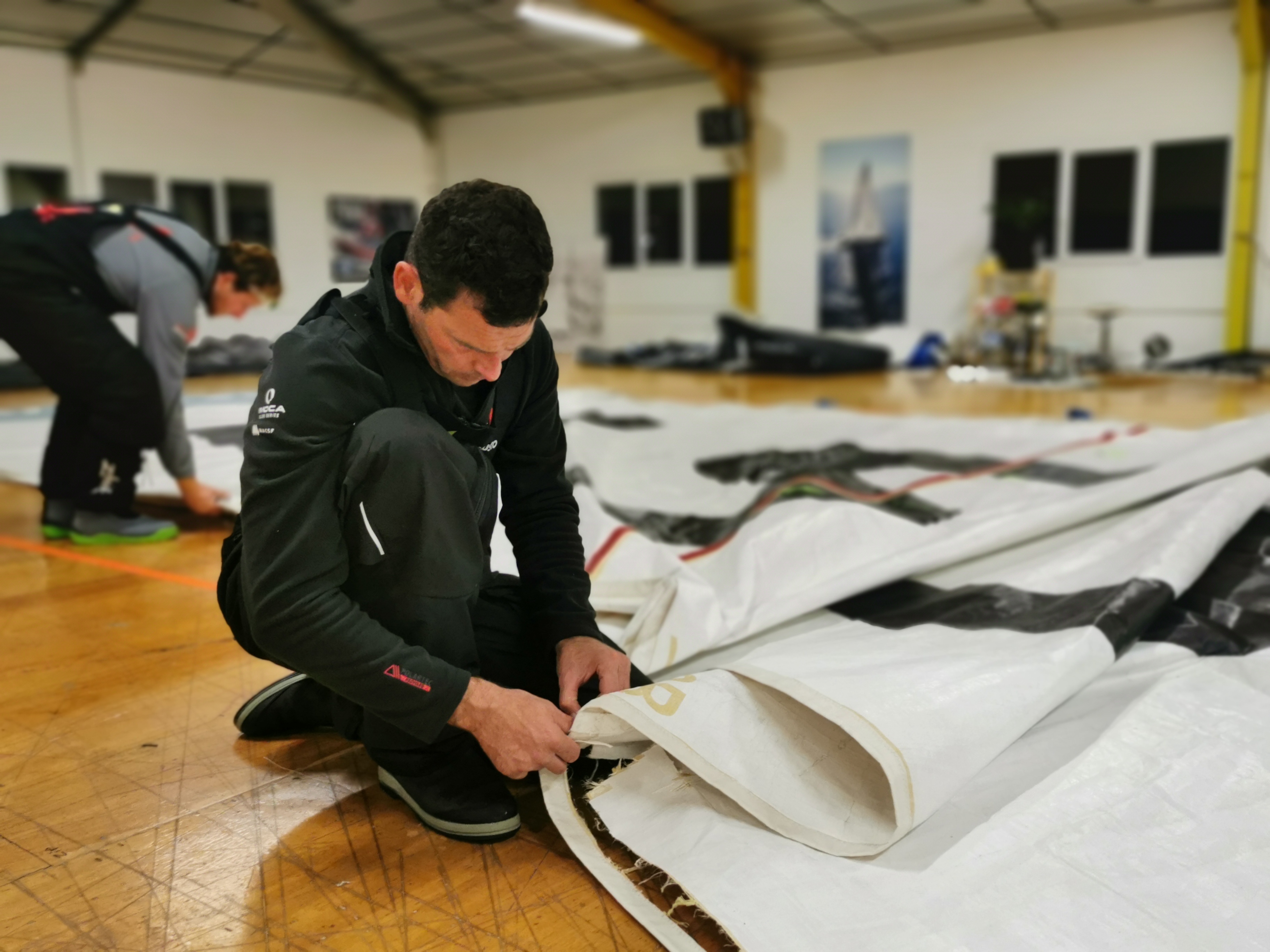 [PHOTO] Pierre Brasseur examine la déchirure de la grand-voile