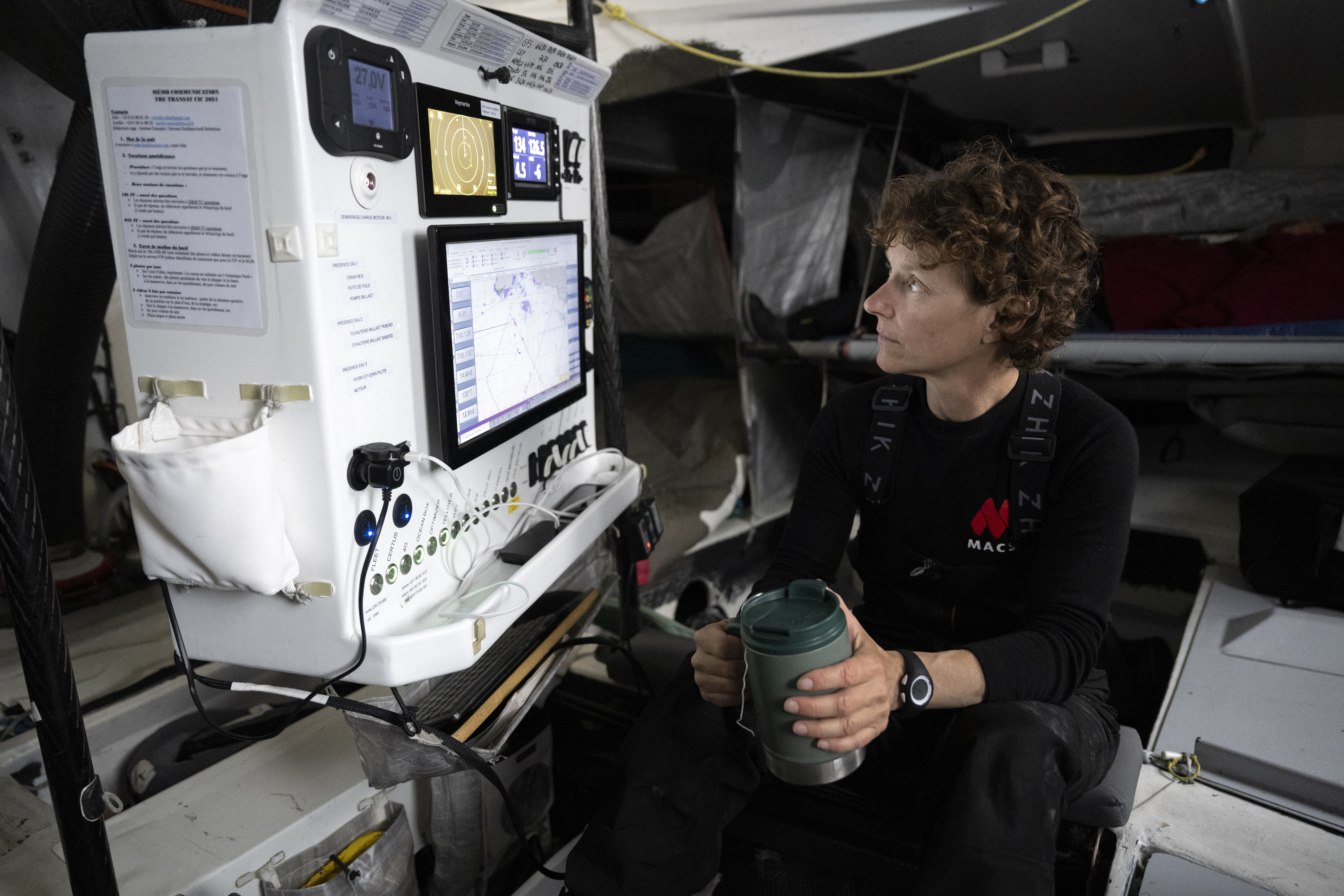 [PHOTO] Isabelle Joschke, skipper MACSF, derrière la table à carte