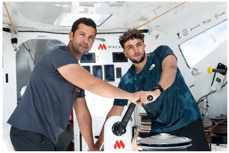 Équipage à bord de l'ULTIM MACSF en navigation