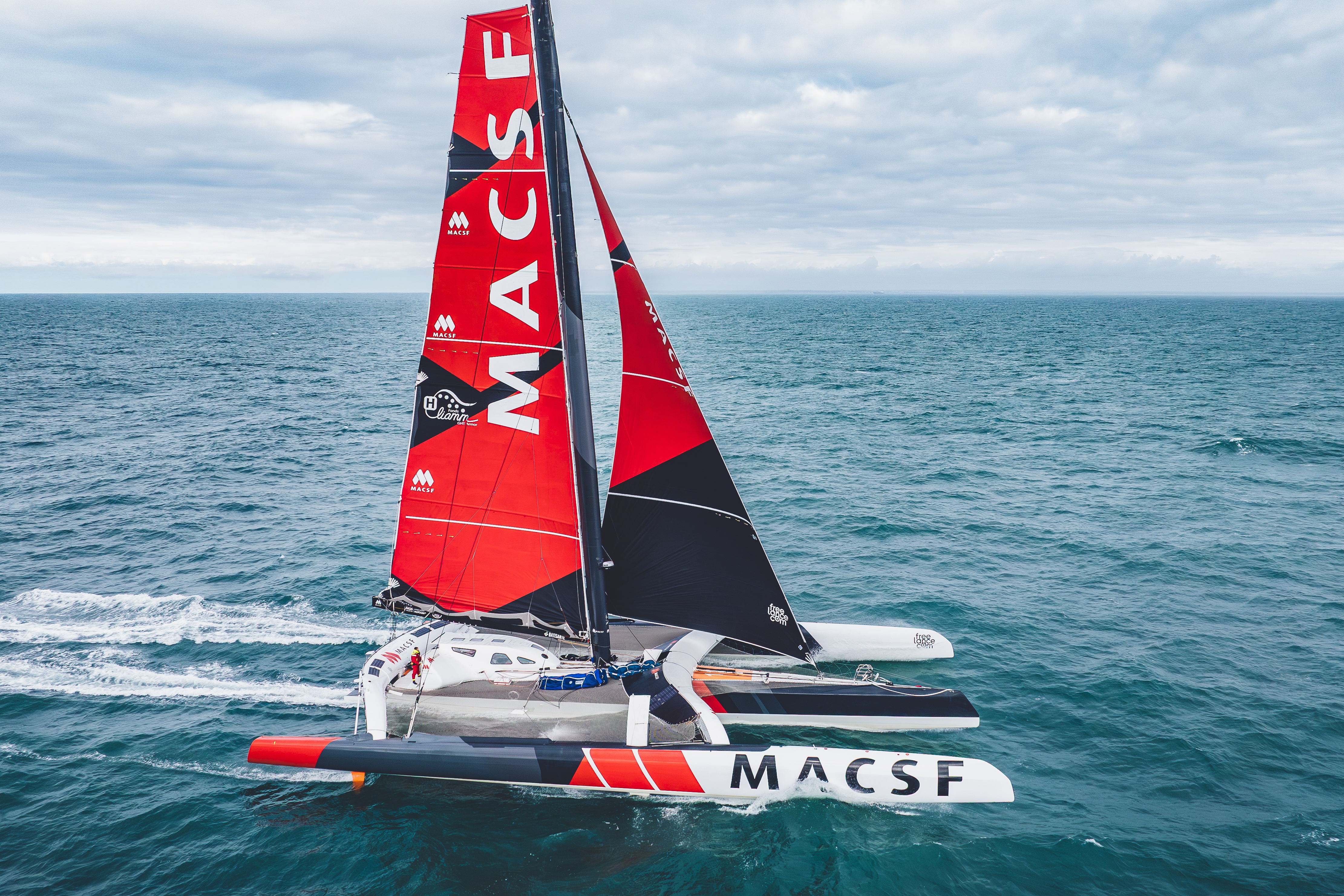 [PHOTO] L'Ultim MACSF avec ses nouvelles voiles