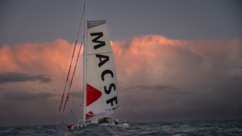 [TRANSAT JACQUES VABRE] Grand-voile déchirée pour MACSF, l’équipage en route vers Lorient pour réparer