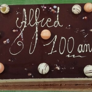 patient NephroCare gâteau 100 ans.jpg