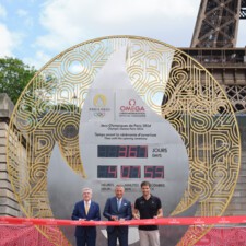 Le drapeau olympique est arrivé à Paris, le compte à rebours pour les Jeux  2024 est lancé