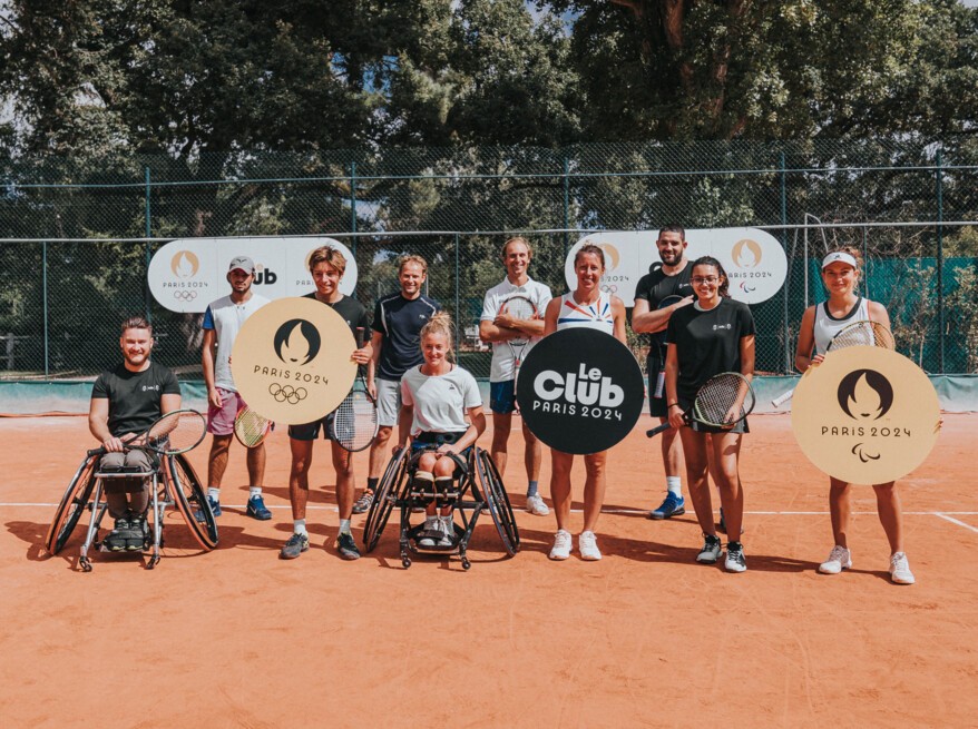 Les membres du Club Paris 2024, en double de tennis et tennis fauteuil contre Pauline Parmentier et Charlotte Fairbank
