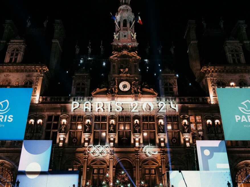 JO 2024. Les anneaux devant l'Hôtel de Ville de Paris aspergés par