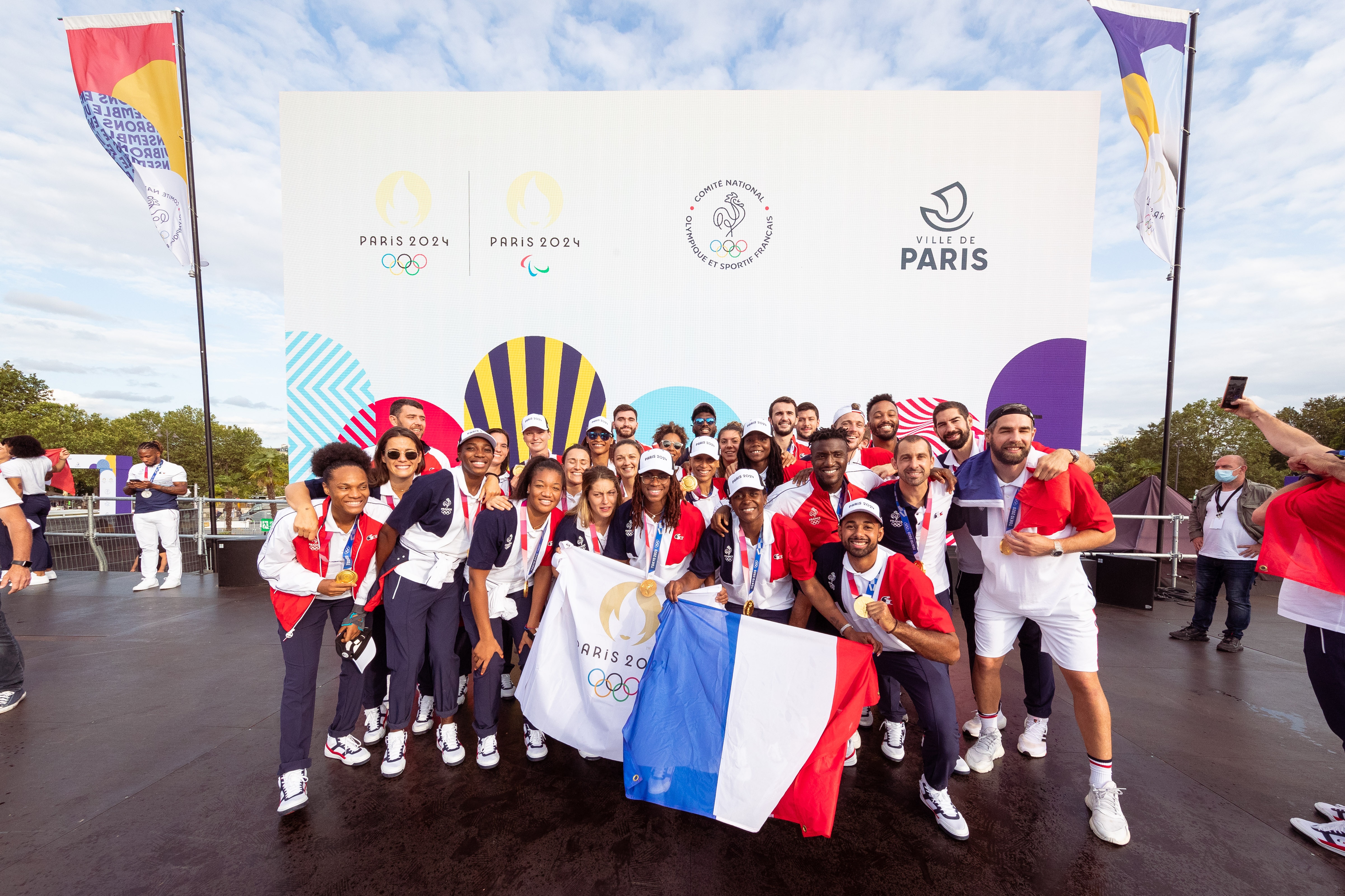 Retour des athlètes et du drapeau olympique ©CNOSF/KMSP