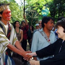 Danielle Mitterand e Benki, Leader Tribu Ashaninka au Brésil, 2007