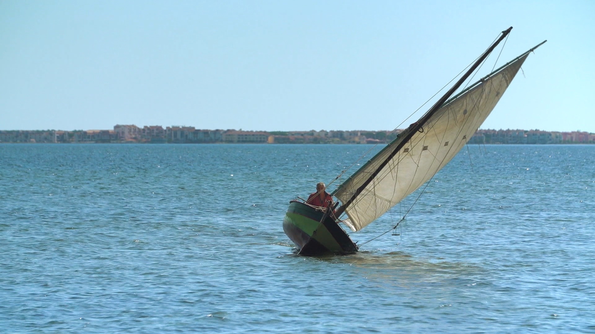 Patrimoines de France - Bateau sur l'eau (1).jpg